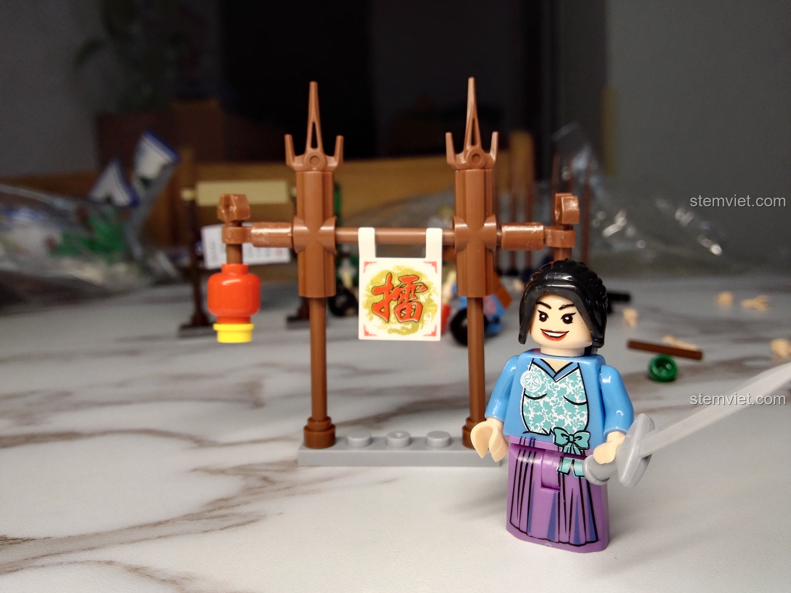 Cận cảnh minifigure Lữ Tú Tài với bàn học và bút lông trong bộ KAZI KY5006.