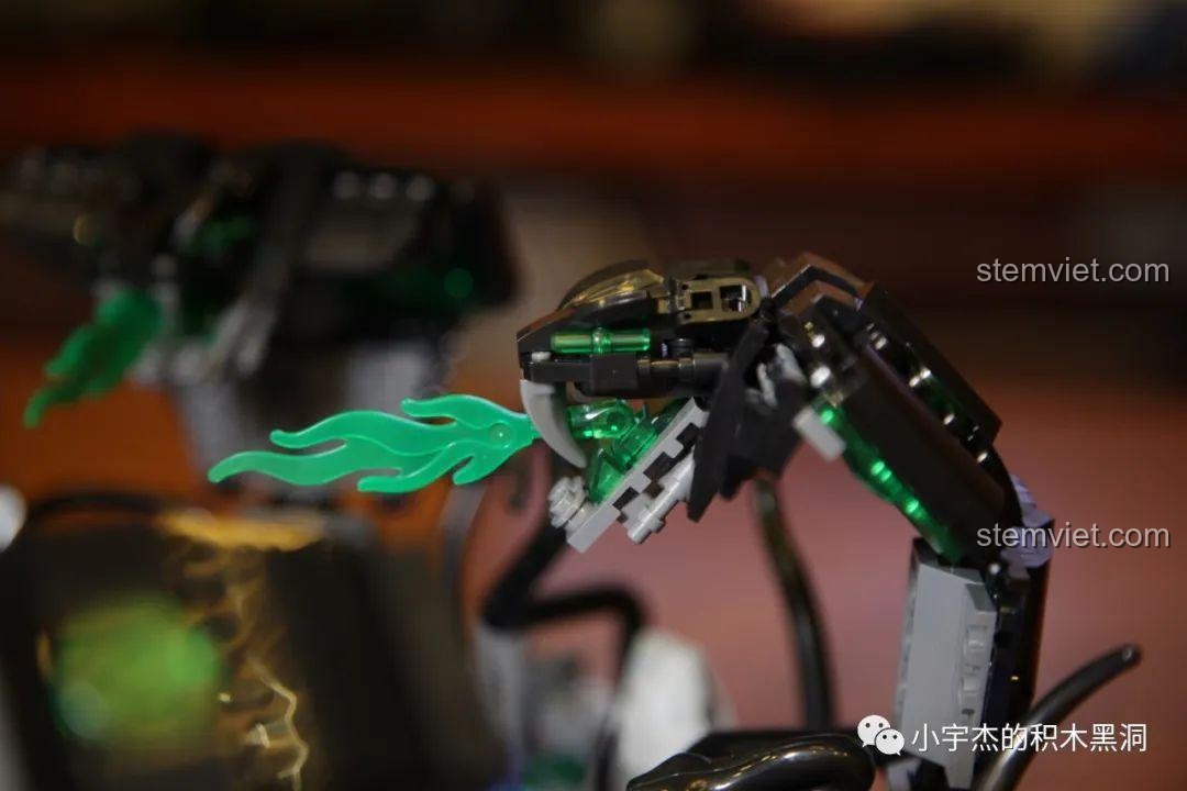 Cận cảnh chi tiết lưng đầu rắn trong sa bàn lắp ráp Trận pháp rắn LEJ923, với các chấm xanh trong suốt.