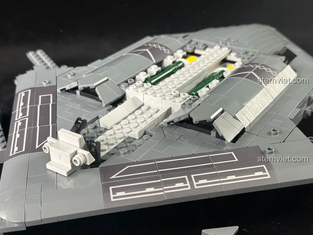 Hoàn thiện các chi tiết trên lưng của mô hình đại bàng tàng H-20 Panlos Brick, bao gồm cả buồng lái.
