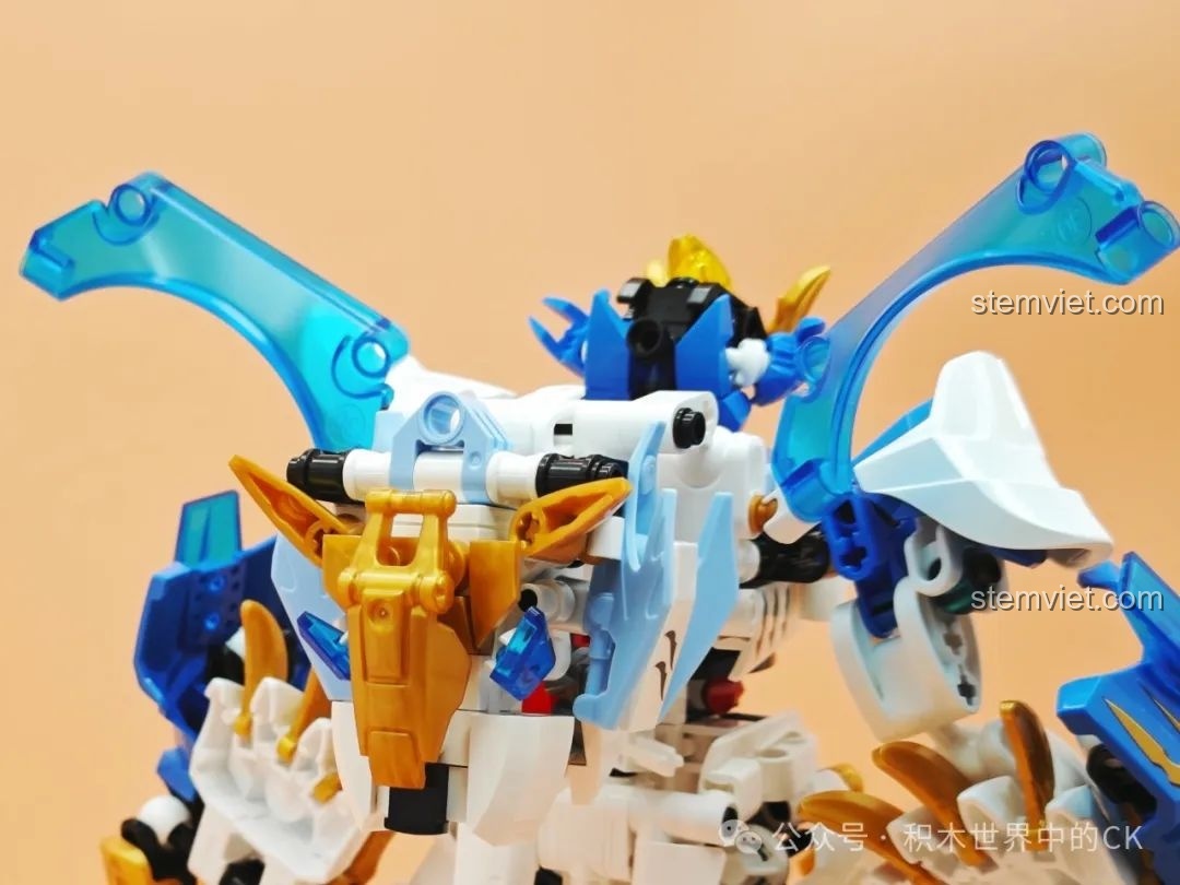 Chi tiết phần lưng và các mảnh trang trí màu xanh trong suốt của Mecha Bạch Hổ.