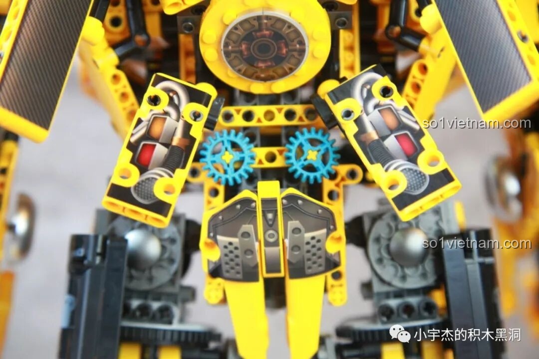 Cận cảnh các chi tiết trên lưng của robot Bumblebee, bao gồm các bánh răng điều chỉnh và các tấm sticker trang trí.