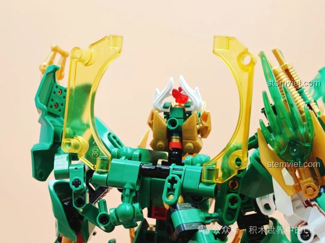 Chi tiết phần lưng và các mảnh trang trí màu vàng trong suốt của Robot Mecha Biến Hình Thanh Long.