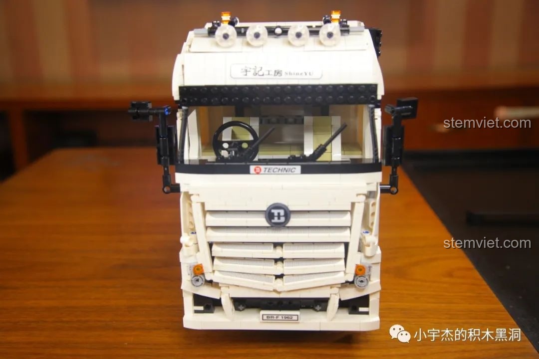 Cận cảnh lưới tản nhiệt và đèn pha của bộ lắp ghép ShineYU YC QC007, thể hiện sự tinh xảo và chân thực trong thiết kế.