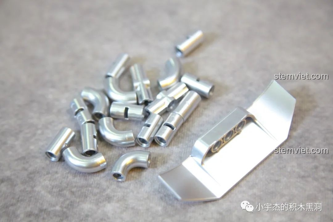 Các chi tiết màu bạc được sơn phủ chất lượng cao của bộ lắp ráp SEMBO 715006.