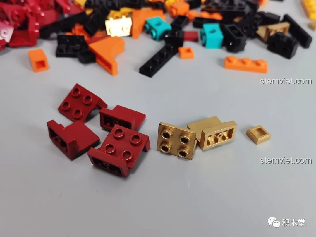 So sánh chi tiết mạ vàng và chi tiết nhựa gốc màu đỏ của bộ lắp ráp DK 1507.