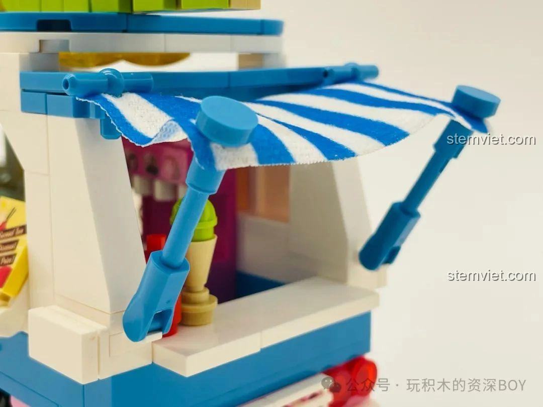 Cận cảnh chi tiết mái che sọc xanh trắng bên hông xe của bộ lắp ghép Xe Kem Đường Phố SEMBO 601300.