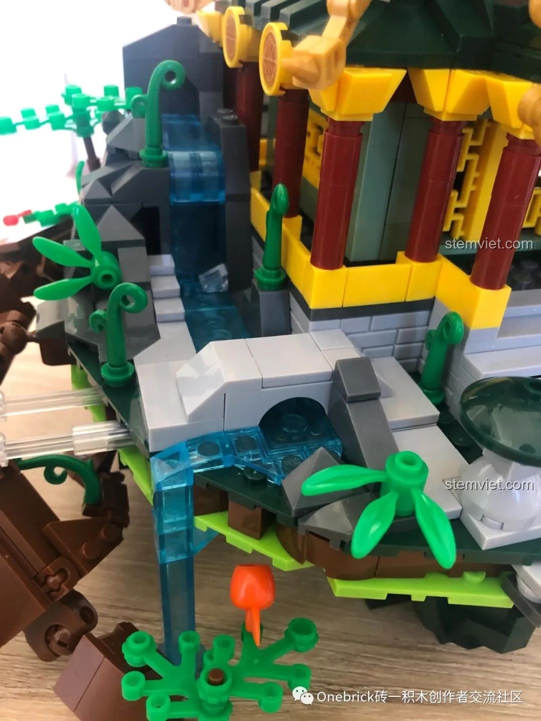 Chi tiết mái đình và họa tiết trang trí của Thanh Long Các Sluban M38B0936, mang đậm nét cổ phong.