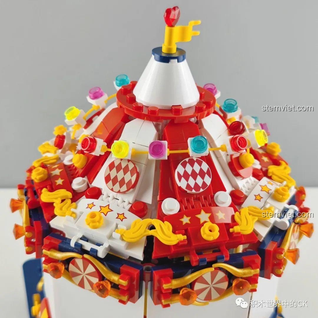 Chi tiết mái vòm của Hộp nhạc thông minh Công viên giải trí ánh sao JAKI JK1366 được trang trí tỉ mỉ với các mảnh ghép nhỏ đầy màu sắc. Đánh giá JAKI JK1366 Đồ chơi hộp nhạc DIY.