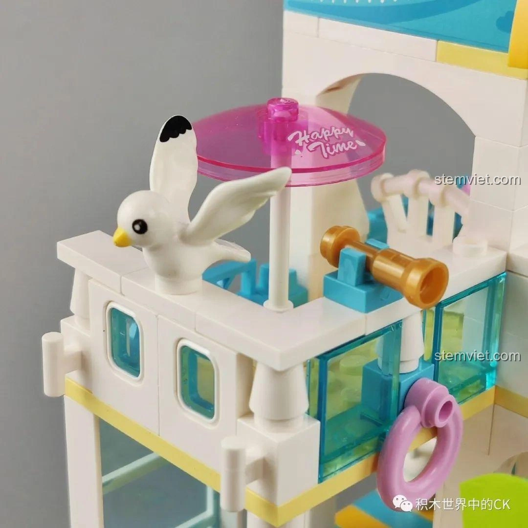 Chi tiết mái vòm màu hồng và vàng cùng các chi tiết trang trí nhỏ trên nóc biệt thự QMAN 4804.