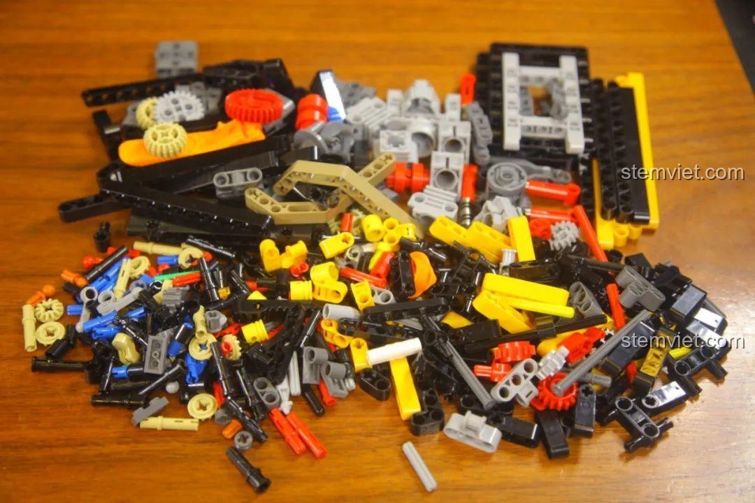 Toàn bộ các mảnh ghép từ túi số 1 được đổ ra, sẵn sàng cho việc lắp ráp khung gầm xe.