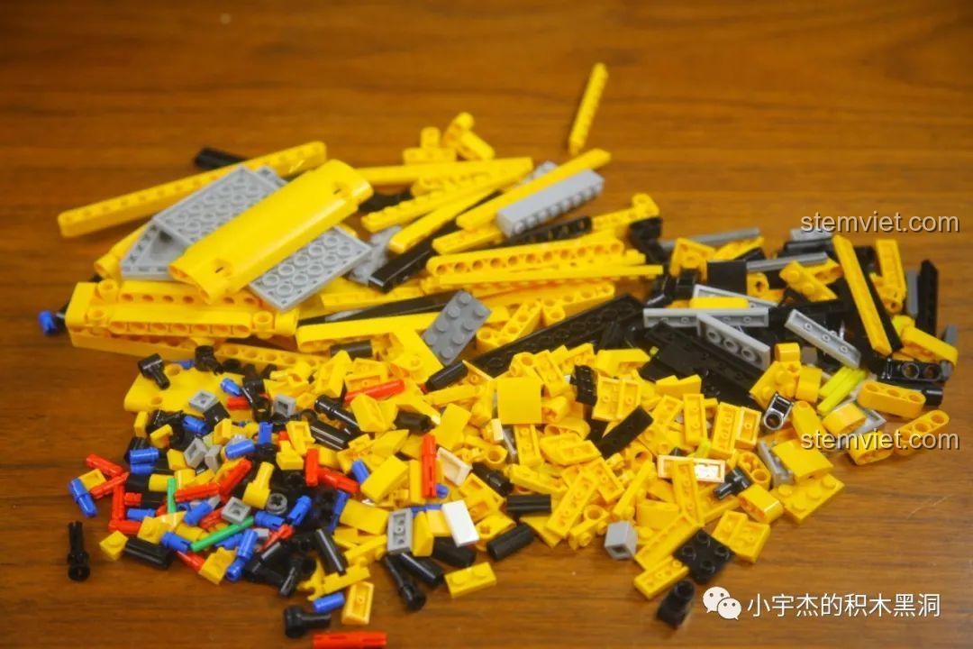 Toàn bộ các mảnh ghép từ túi số 5 được đổ ra, chủ yếu là các tấm panel màu vàng để hoàn thiện thân xe.