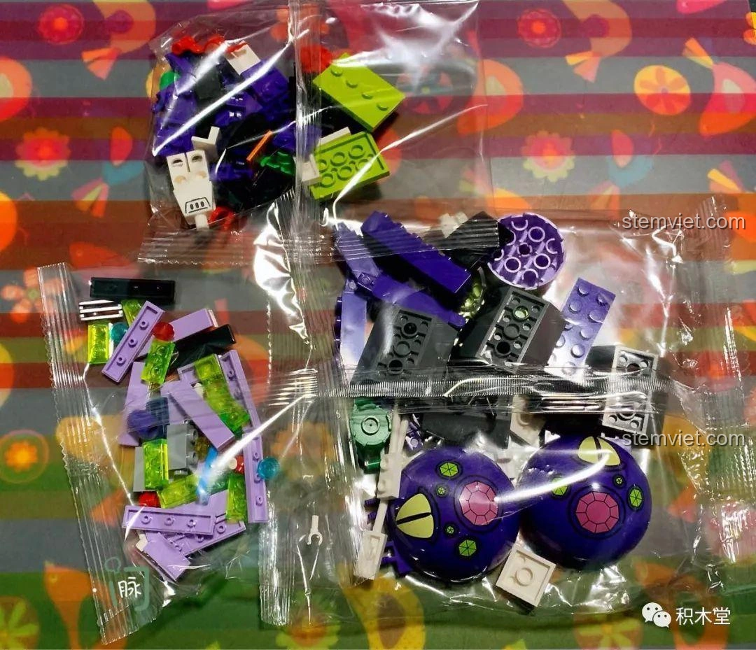 Các túi mảnh ghép nhỏ gọn của bộ lắp ráp Buzz Lightyear và cỗ máy bạch tuộc, với các chi tiết màu tím, xanh lá và trong suốt.