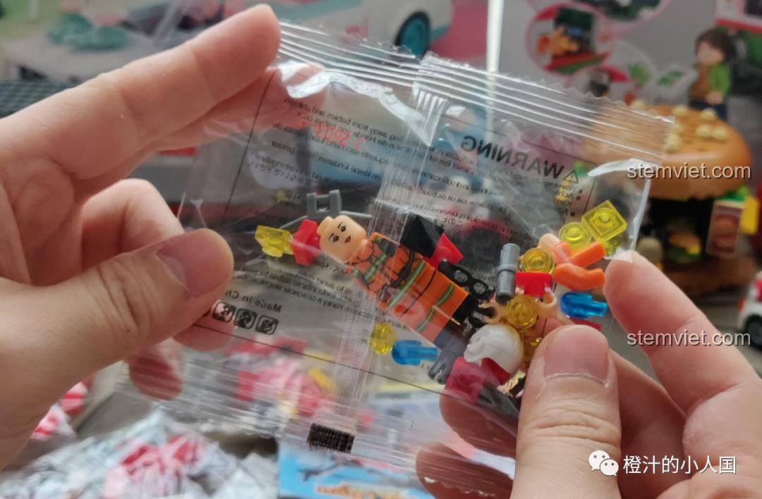 Túi chứa minifigure phi công và các chi tiết nhỏ, trong suốt của bộ lắp ráp CAYI 2603.