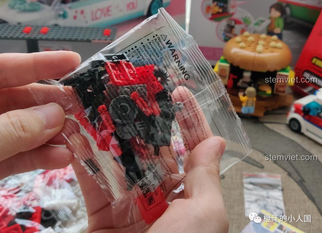 Các túi chi tiết bằng nhựa ABS của bộ lắp ráp CAYI 2603 Trực Thăng Cứu Hộ được niêm phong cẩn thận.