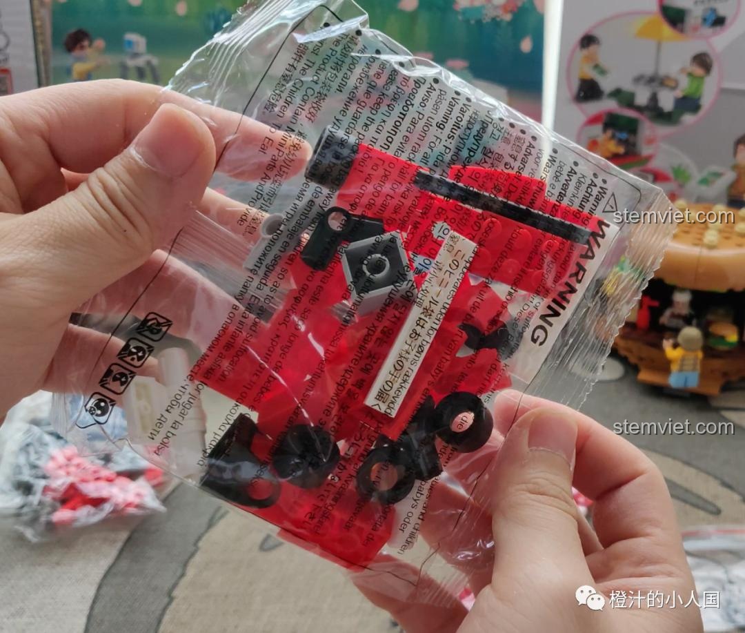 Cận cảnh túi mảnh ghép màu đen và xám trong bộ đồ chơi mô hình Trực thăng vận tải cứu hộ CAYI 2603.