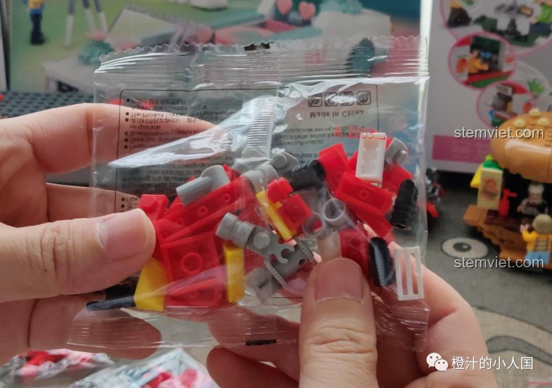 Túi chứa các mảnh ghép màu đỏ và xám của bộ xếp hình CAYI 2603 Trực Thăng Cứu Hộ Hỏa Tuyến.