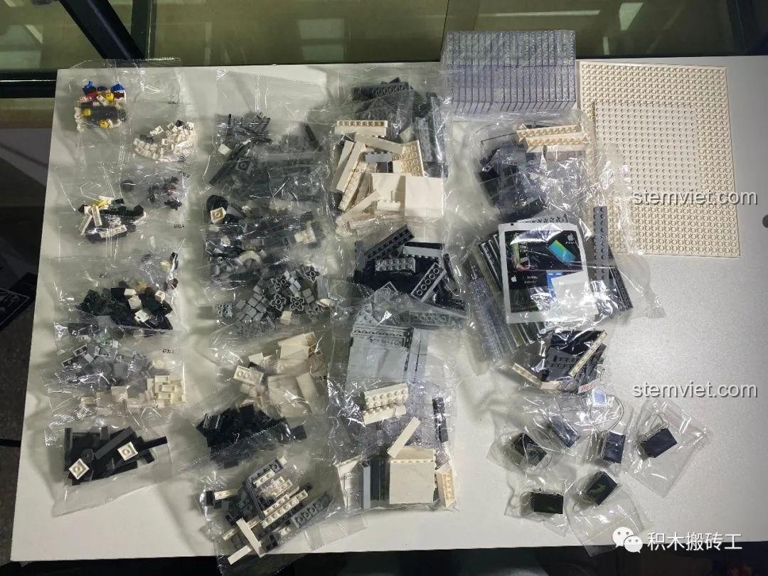 Toàn bộ 1116 chi tiết của bộ đồ chơi Cửa hàng Apple Store 6900 được đổ ra chuẩn bị cho quá trình lắp ráp.