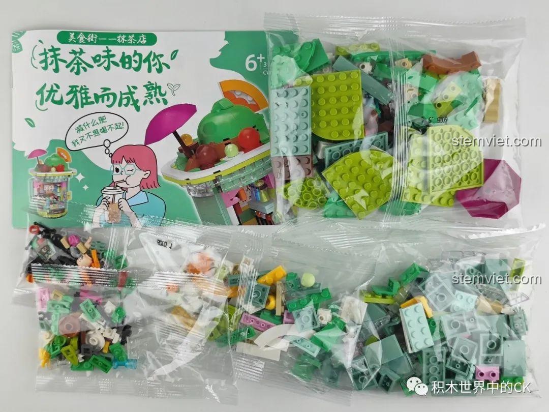 Các túi mảnh ghép của bộ lắp ghép Cửa hàng Matcha Zhe Gao CW6005, với tông màu xanh lá chủ đạo, tươi mới.