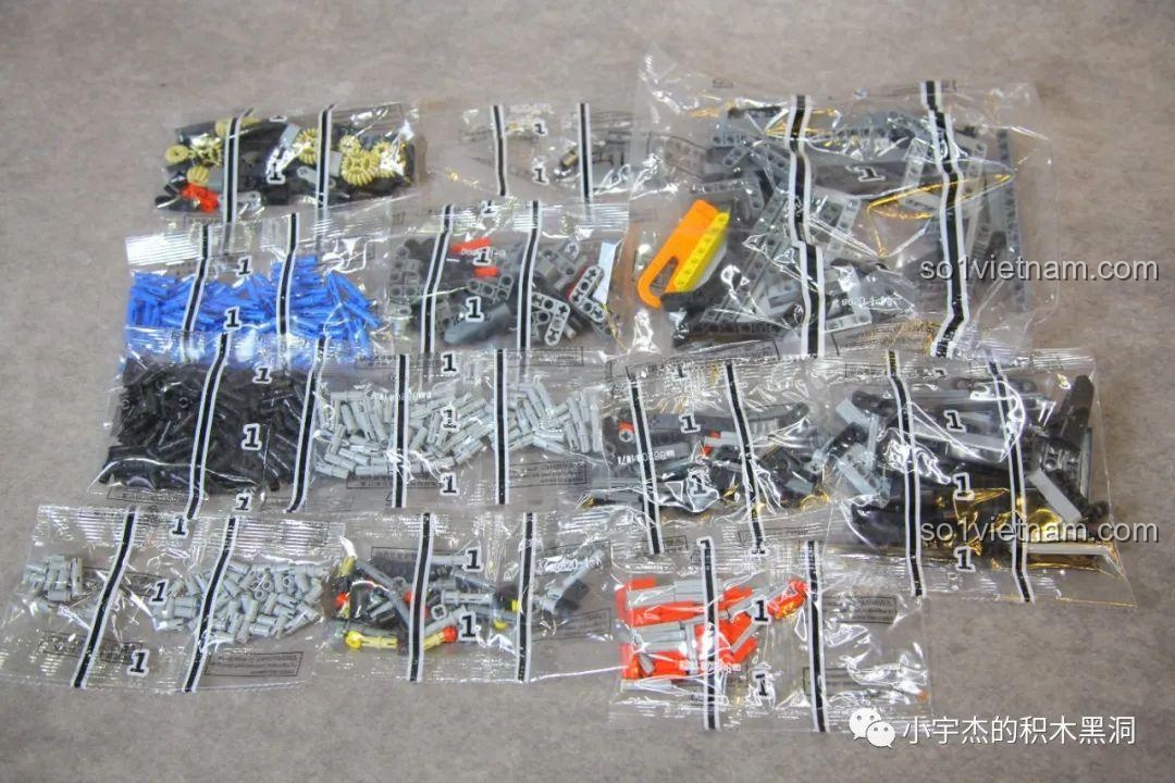 Các túi chi tiết nhỏ bên trong gói giai đoạn 1 của bộ lắp ráp MJ Blocks 8620A, tất cả đều được đánh số 1.