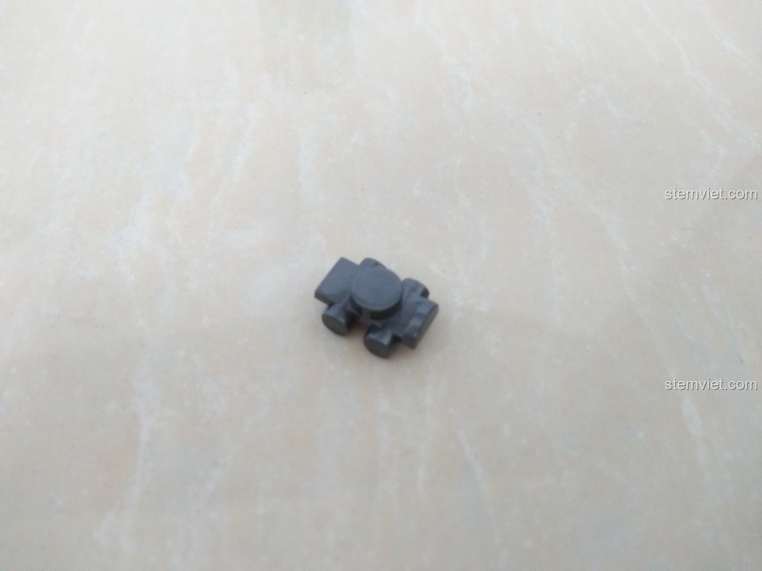 Cận cảnh một chi tiết giày trượt patin màu xám từ bộ lắp ráp SEMBO 11517, một mảnh ghép độc đáo và thú vị.