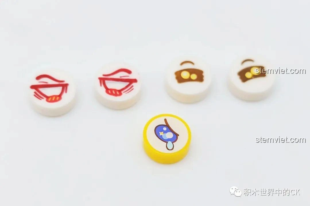 Mảnh ghép in hình mắt bạch tuộc và các chi tiết nhỏ khác của bộ lắp ghép Thuyền buồm phiêu lưu KY7069, sắc nét và sinh động.