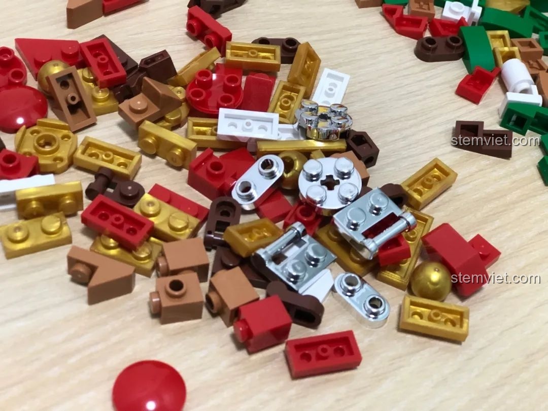 Cận cảnh các mảnh ghép mạ điện của đồ chơi xếp hình Vòng Hoa Giáng Sinh Đa Sắc JAKI JK5118, chất lượng cao.