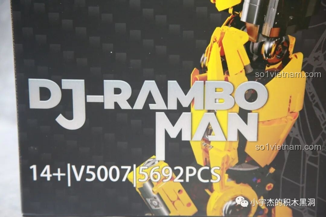 Cận cảnh thông tin trên hộp bộ lắp ráp Mô hình người máy Bumblebee, ghi rõ mã V5007 và số lượng 5692 mảnh ghép.