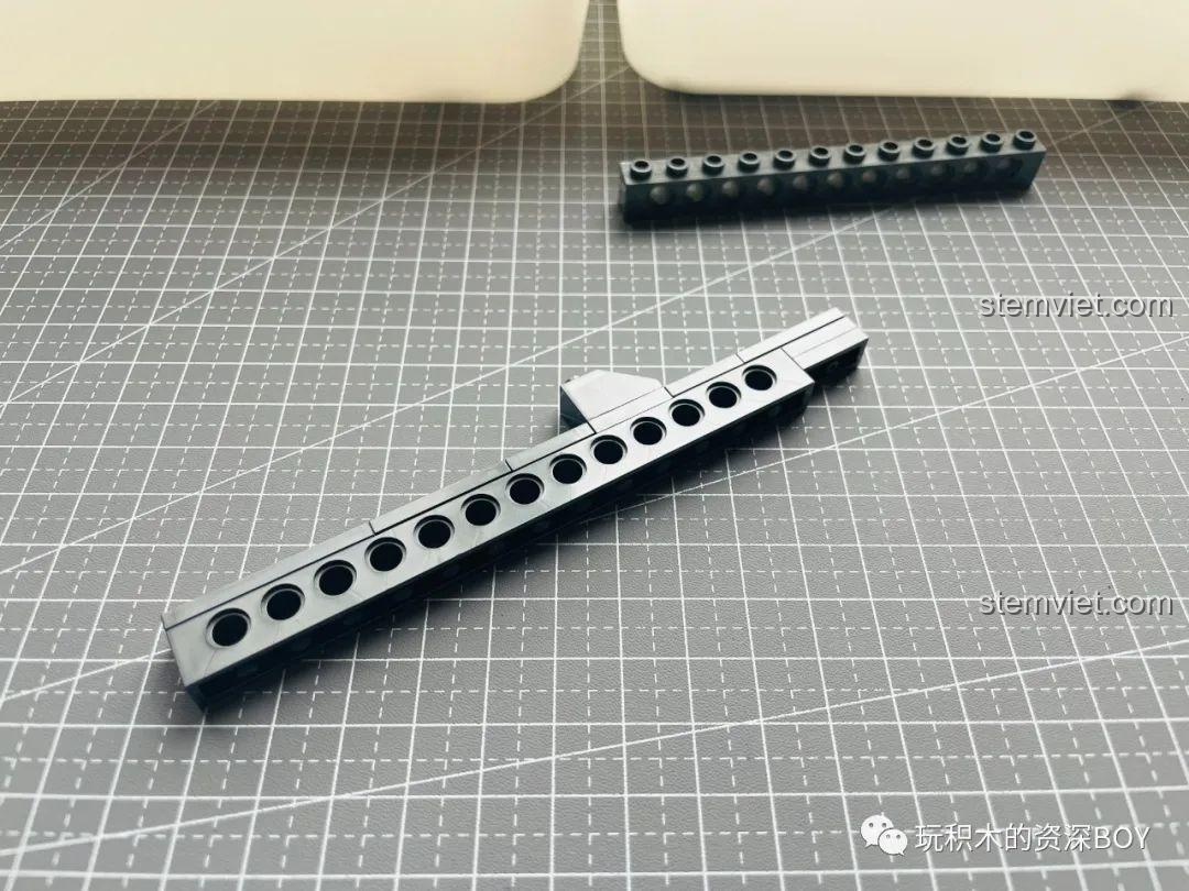 Cận cảnh mảnh ghép dài của PanlosBrick 670007 Súng Lục M1911, cho thấy độ chính xác và chất lượng nhựa.