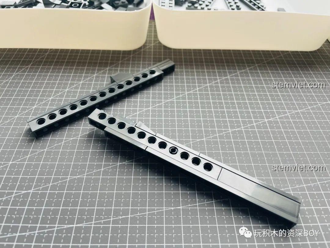 Hai mảnh ghép cơ bản của PanlosBrick 670007 Súng Lục M1911 được kết nối, thể hiện độ khít và chắc chắn.