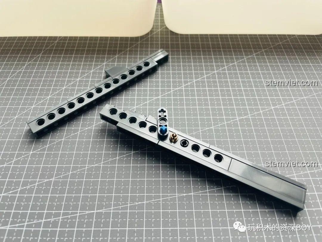 Các chi tiết nhỏ được lắp vào khung chính của PanlosBrick 670007 Súng Lục M1911, bắt đầu hình thành cấu trúc.