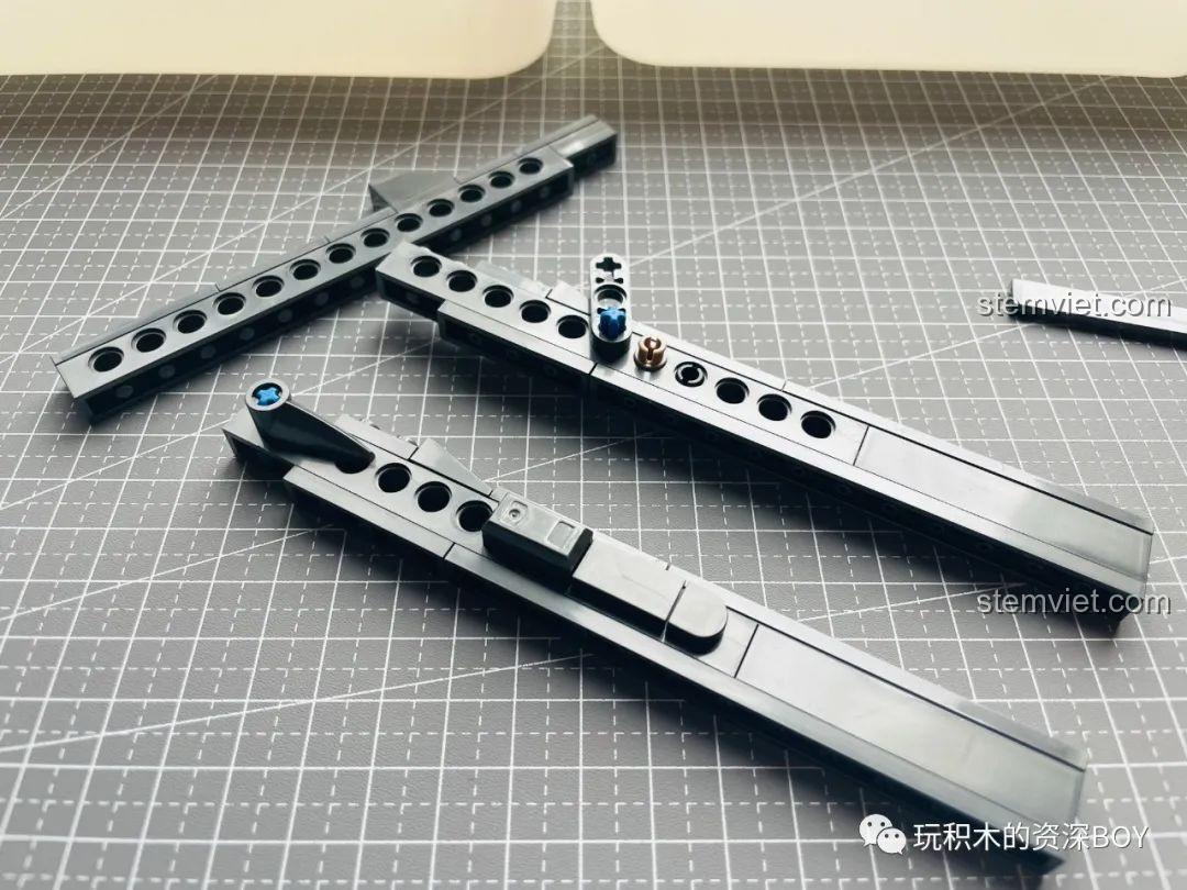 Quá trình lắp ráp khung súng PanlosBrick 670007 M1911, các mảnh ghép ăn khớp hoàn hảo, tạo sự vững chắc.