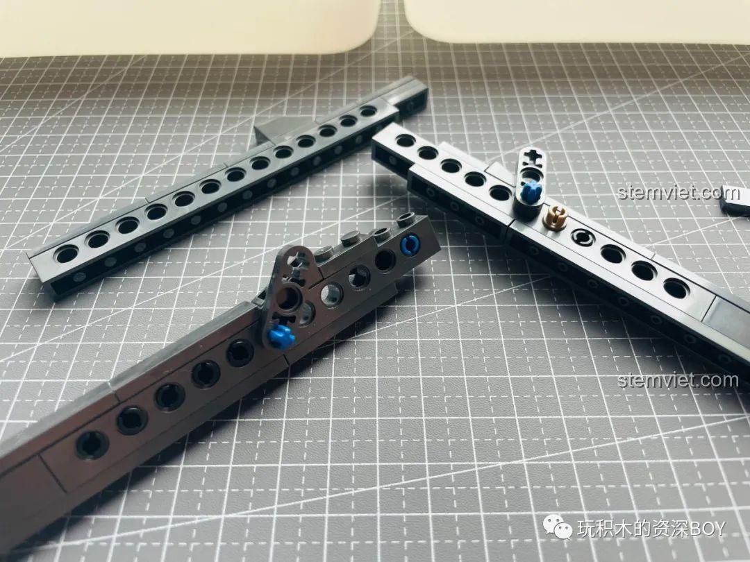 Cận cảnh các khớp nối và trục xoay trong quá trình lắp ráp PanlosBrick 670007 Súng Lục M1911, thể hiện tính năng động.