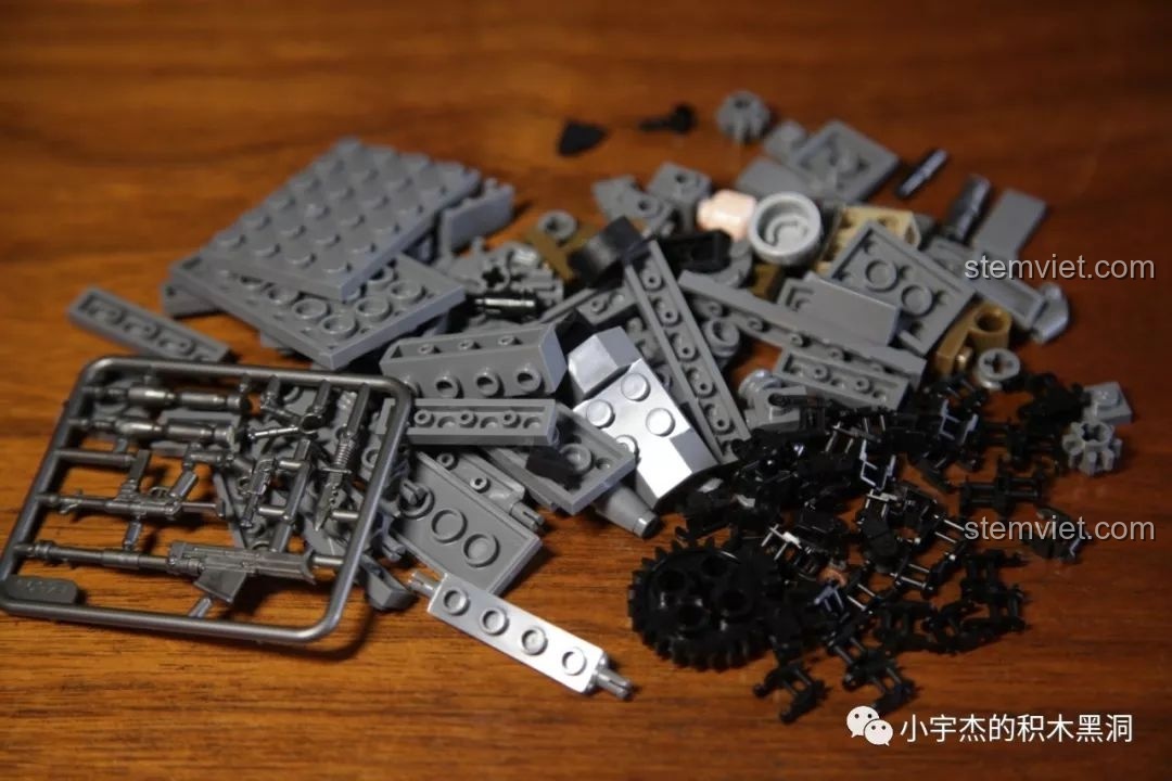 Toàn bộ mảnh ghép của bộ SEMBO 101117, bao gồm các chi tiết thân xe, tháp pháo và hệ thống xích xe tăng.