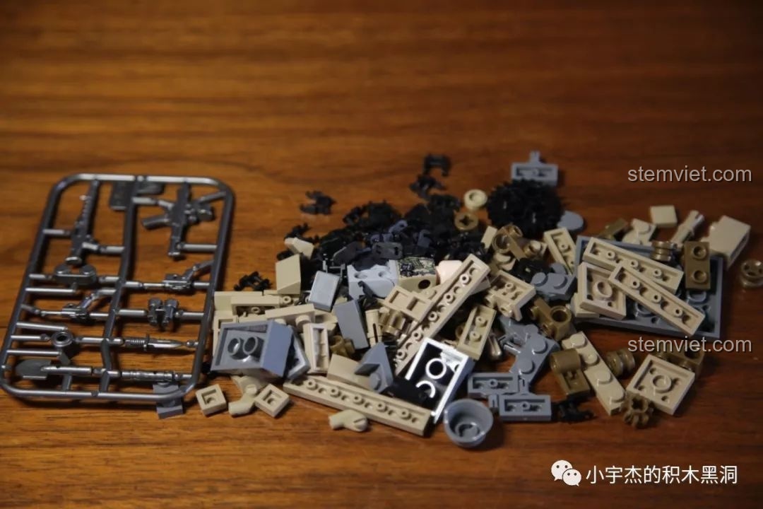 Toàn bộ mảnh ghép của bộ SEMBO 101119, với tông màu cát sa mạc và vỉ vũ khí đi kèm cho minifigure.