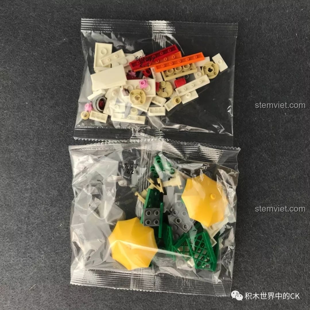 Cận cảnh các mảnh ghép trong túi của bộ đồ chơi lắp ghép Cửa hàng tiện lợi mini cho trẻ em 6+, màu sắc tươi sáng.