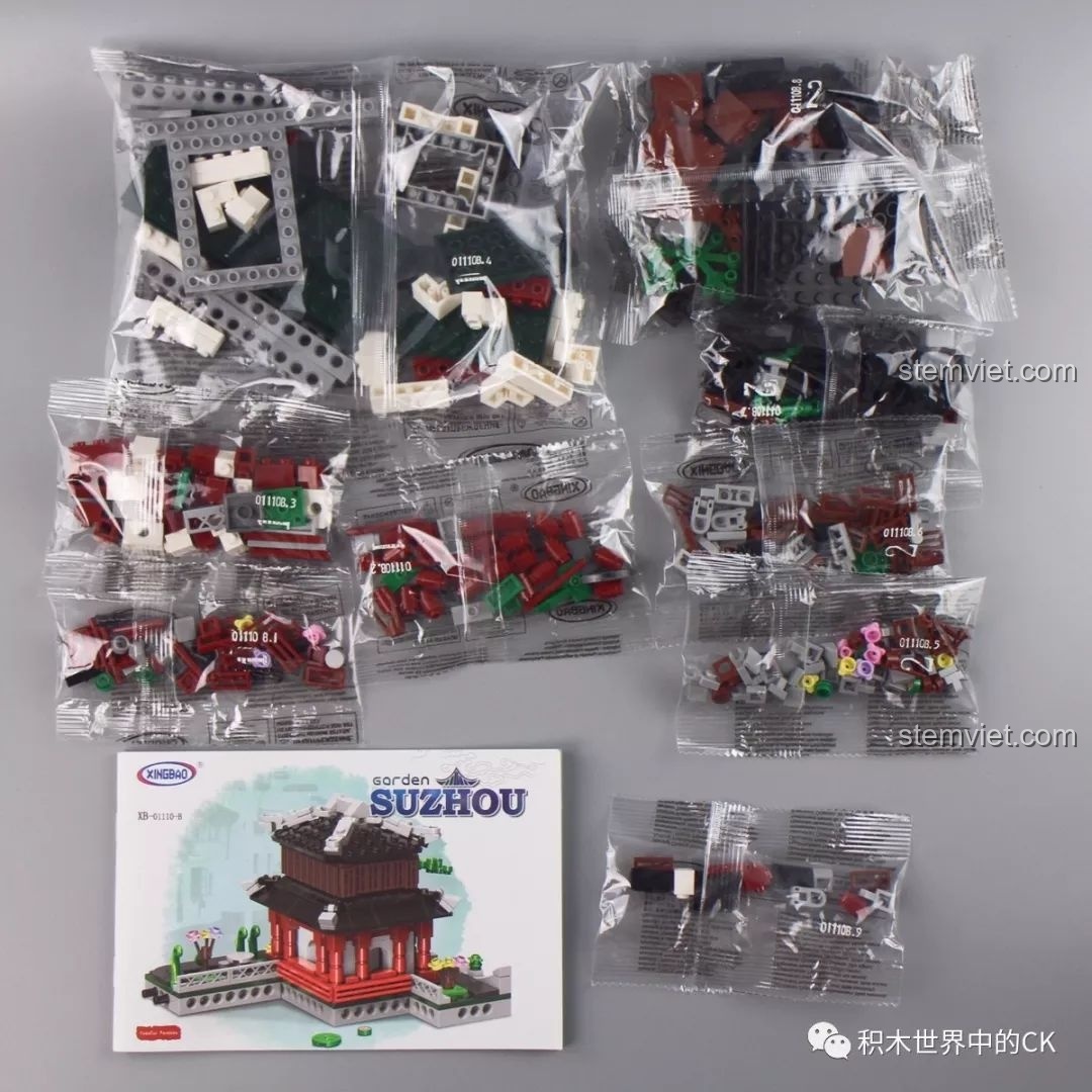 Các túi mảnh ghép và sách hướng dẫn bên trong hộp Viễn Thúy Các, sẵn sàng cho việc lắp ráp.