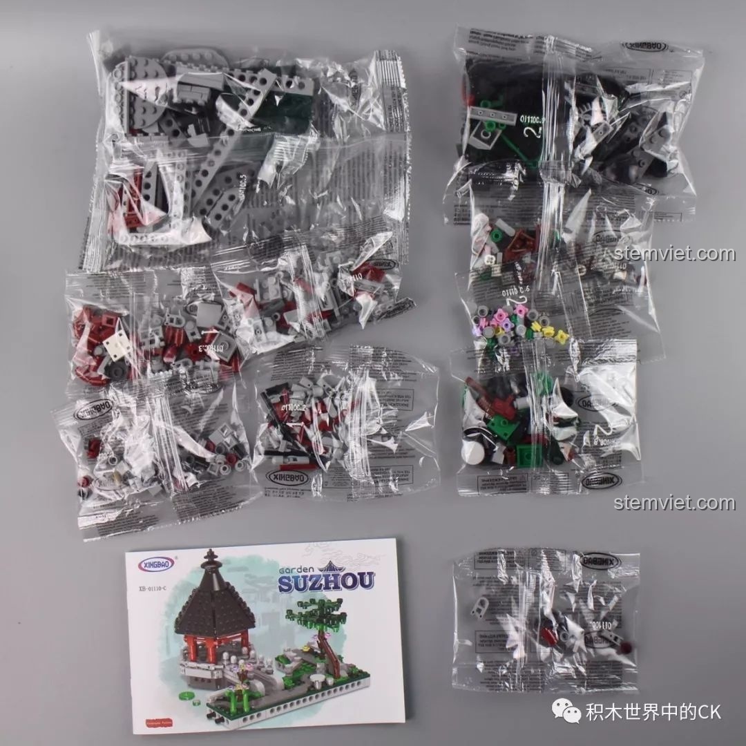 Các túi mảnh ghép và sách hướng dẫn bên trong hộp Tiểu Bồng Lai, thể hiện sự đa dạng của các chi tiết.