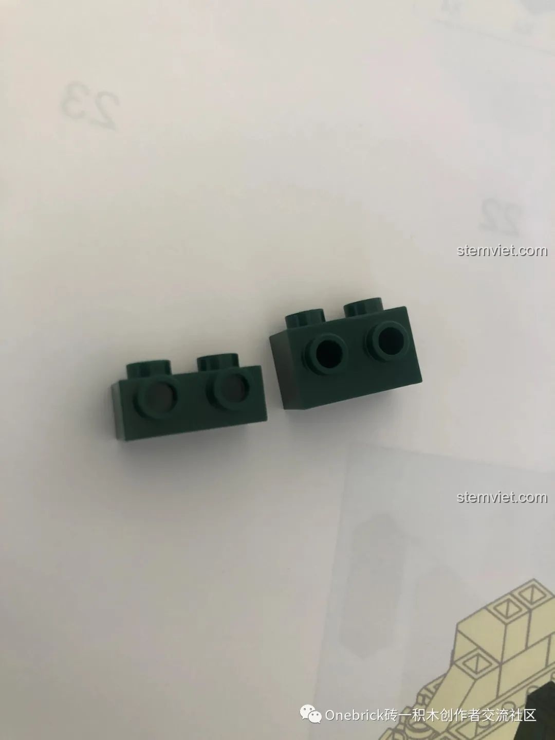 Cận cảnh mảnh ghép màu xanh lá của đồ chơi Sluban M38B0936 Thanh Long Các, cho thấy độ khít và màu sắc.