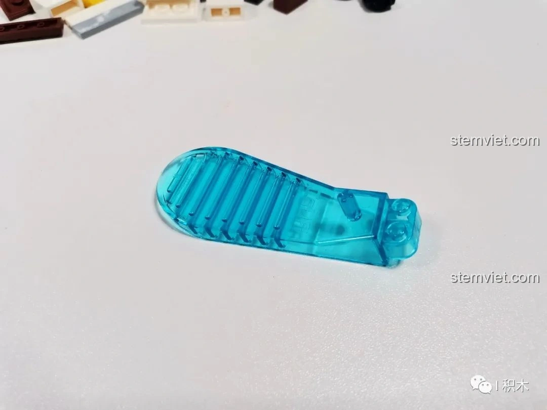 Cận cảnh một mảnh ghép trong suốt màu xanh của bộ CaDA C66006