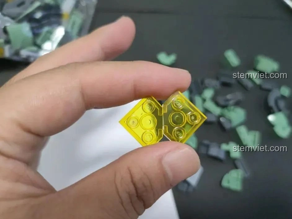 Chi tiết mảnh ghép trong suốt màu vàng của bộ lắp ráp Sluban M38-B1153 Robot Diệt Tận Thế, chất lượng cao.