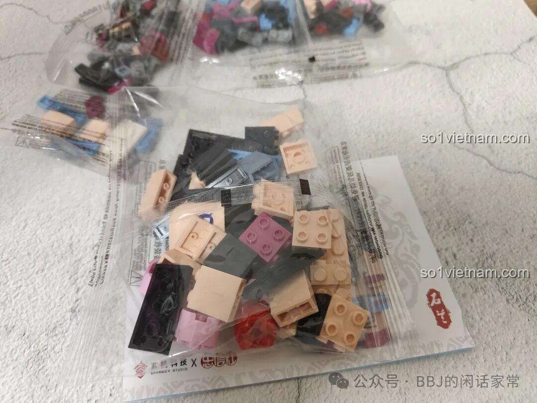 Cận cảnh các mảnh ghép đồ chơi Zhongxin She 12001 Thạch Lan trong túi, màu sắc tươi sáng, chất liệu nhựa an toàn.