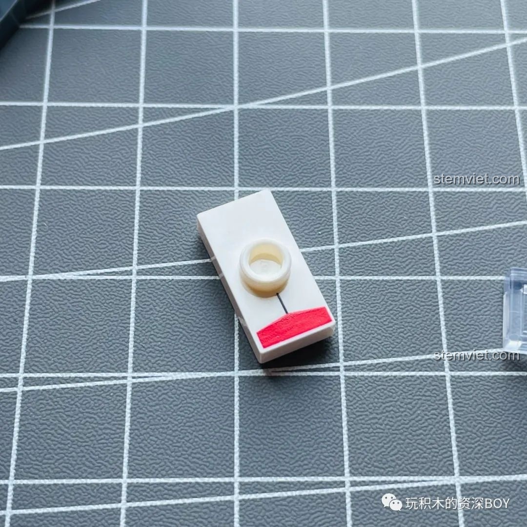 Cận cảnh mảnh ghép in duy nhất trên ngực của mô hình lắp ráp Ultraman Mebius SEMBO 108518, rất sắc nét.