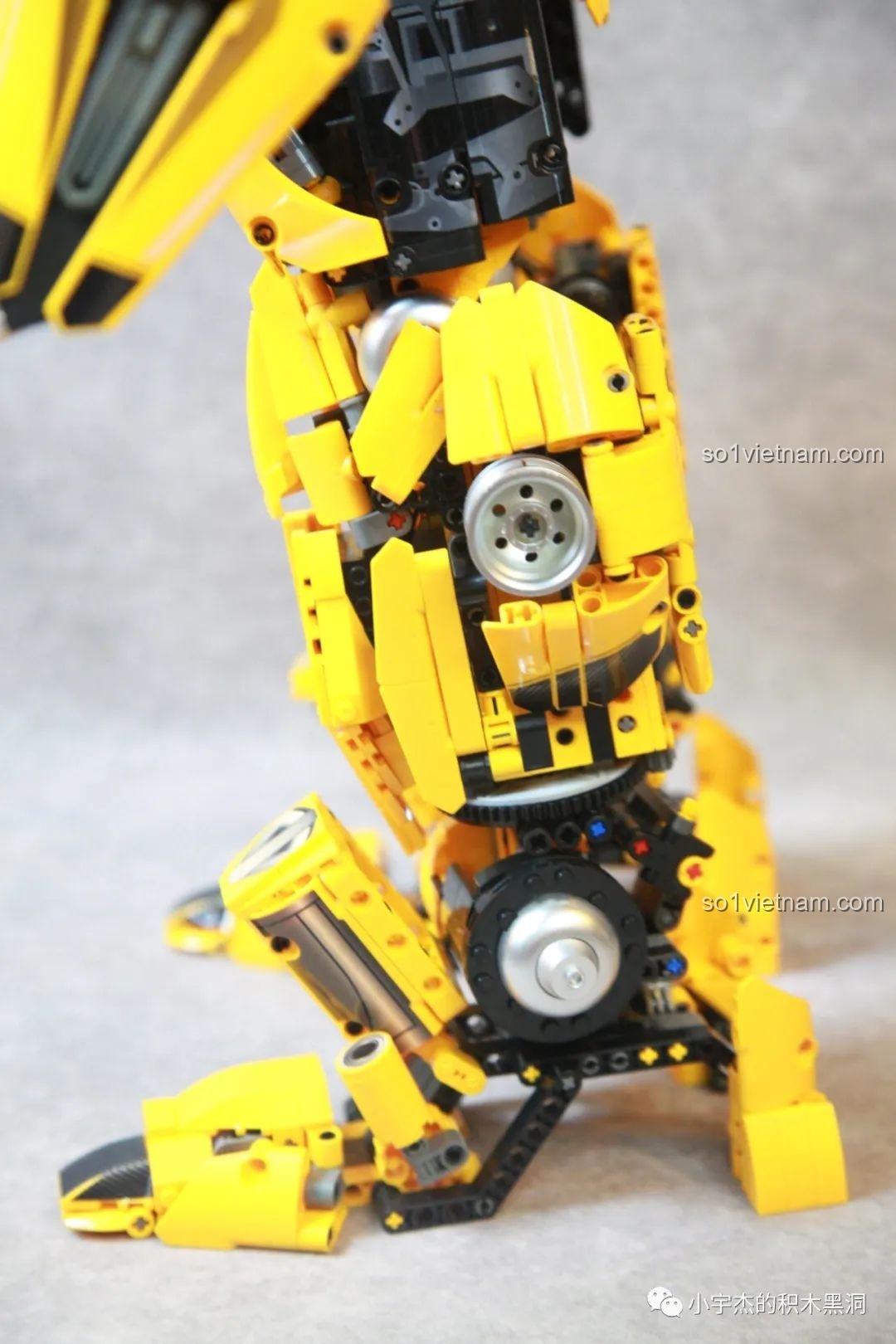 Cận cảnh phần mắt cá chân của robot Bumblebee, khu vực này có thể được cải thiện nếu thêm chi tiết lốp xe.