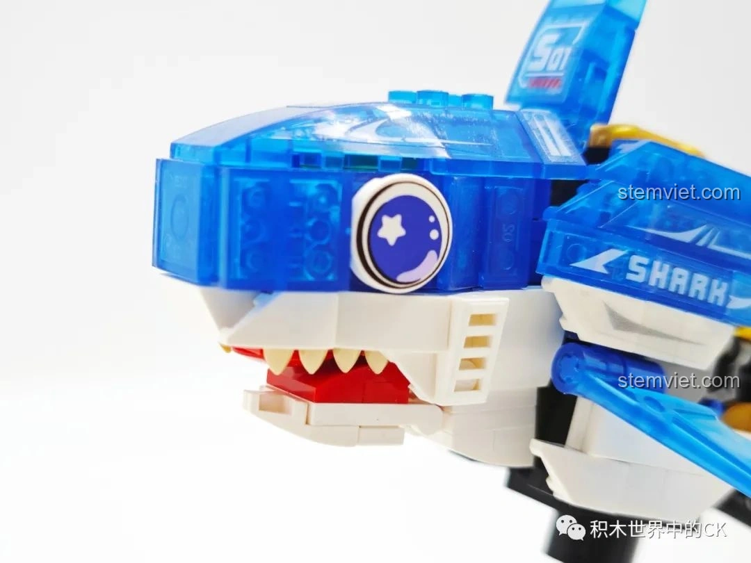 Cận cảnh đôi mắt to tròn của mô hình Cá Mập Zhe Gao 662001, tạo điểm nhấn độc đáo cho sinh vật biển.