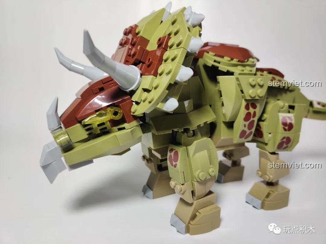 Chi tiết đôi mắt của khủng long WOMA C0451 được làm từ mảnh ghép trong suốt màu vàng, tạo hiệu ứng long lanh có hồn.