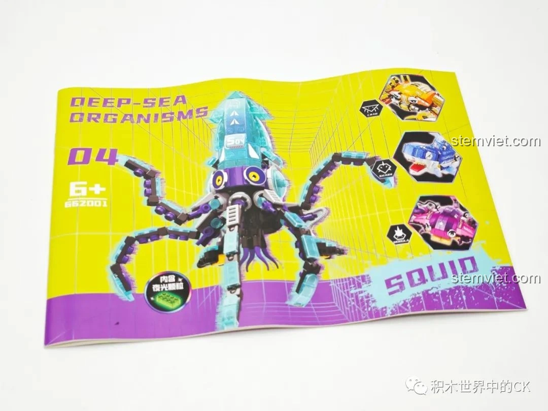 Cận cảnh đôi mắt biểu cảm của mô hình Mực Zhe Gao 662001, tạo điểm nhấn độc đáo cho sinh vật biển.