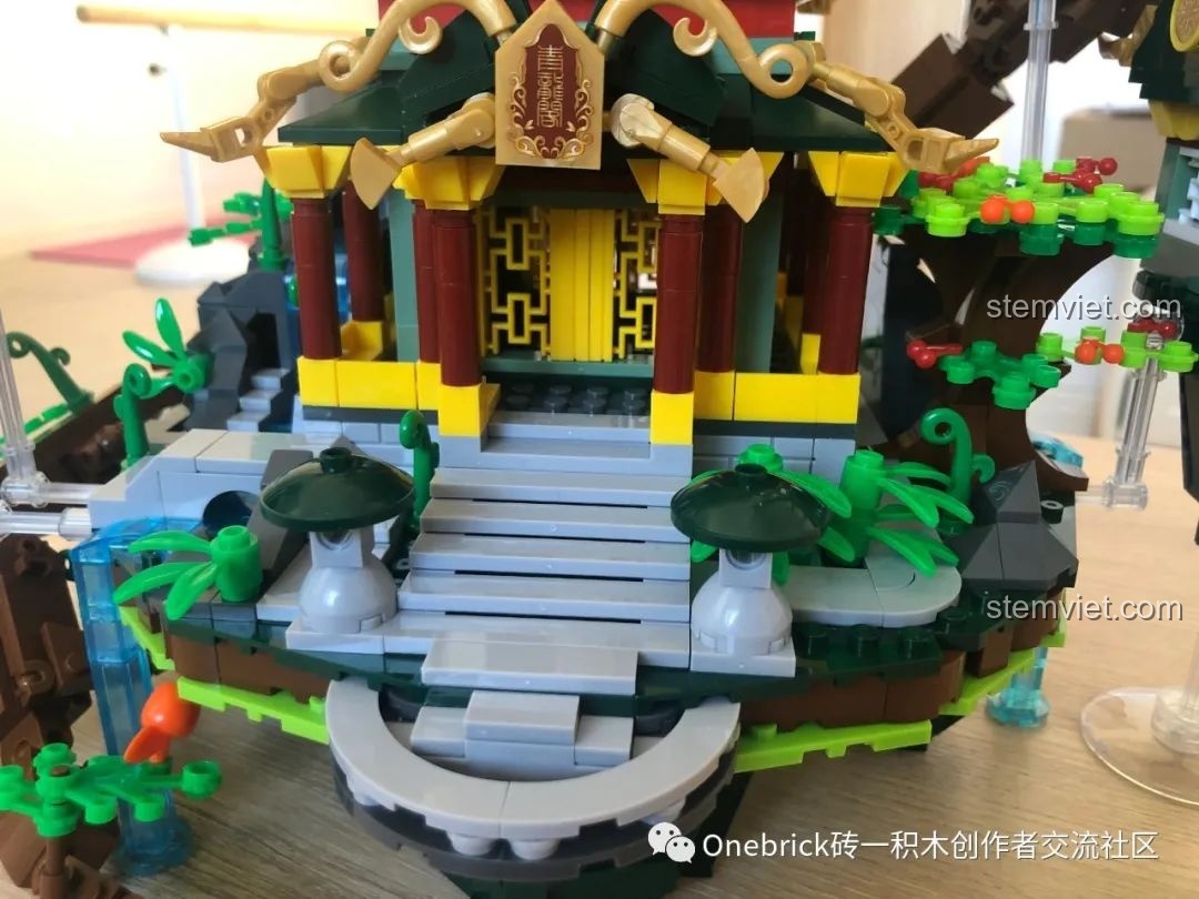 Cận cảnh mắt rồng của Thanh Long Các Sluban M38B0936, thể hiện sự tinh xảo trong thiết kế.