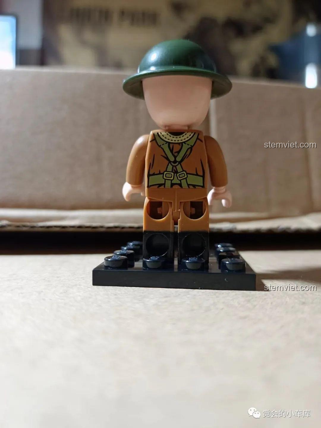 Mặt sau của minifigure lính Anh QMAN 21023, với chi tiết in dây đeo trang bị rất tỉ mỉ.