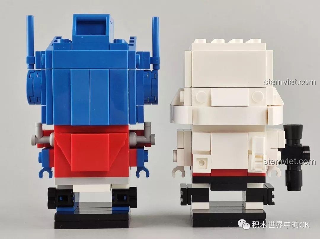 Góc nhìn từ phía sau của hai mô hình, tập trung vào các chi tiết nhỏ tạo nên hình dáng đặc trưng của từng nhân vật.