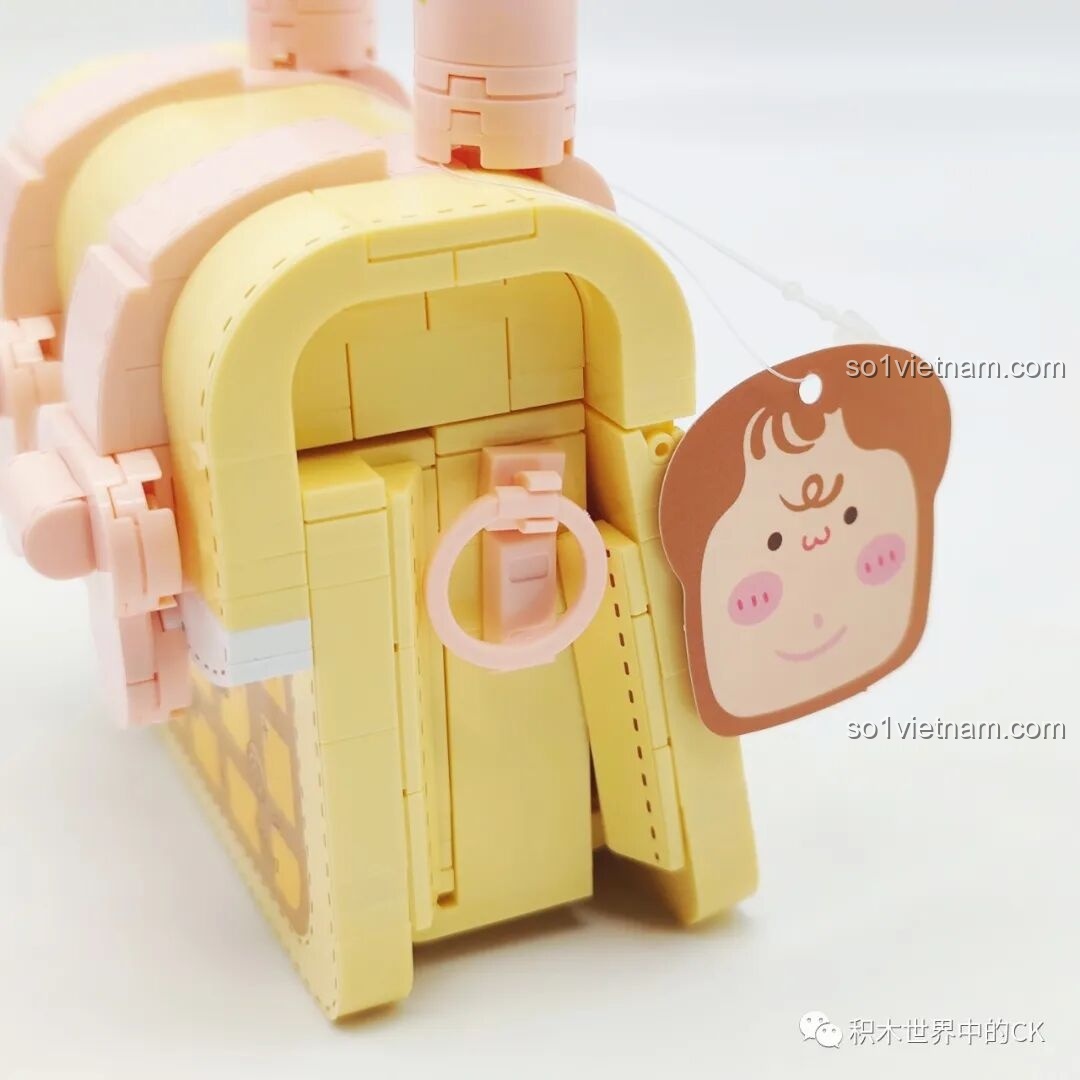 Cận cảnh họa tiết bánh mì và khóa kéo ở mặt sau túi xách Wekki 516911.